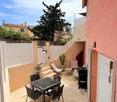 Sete Apartment | Le cocon de Sète - T2 cabine cosy, grande terrasse rez de jardin, clim, parking proche plage