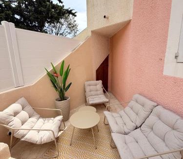 Sete Apartment | Le cocon de Sète - T2 cabine cosy, grande terrasse rez de jardin, clim, parking proche plage