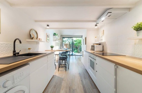 Hopitaux-Facultes Apartment | Le Cocon I - Private garden terrace with parking