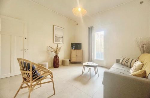 Miramas Apartment | Le Cocon - Rénové, Clim, Terrasse, WIFI, Hypercentre, 5 personnes