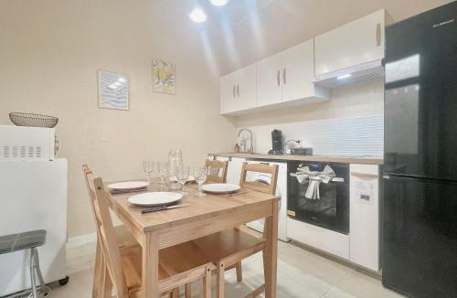 Miramas Apartment | Le Cocon - Rénové, Clim, Terrasse, WIFI, Hypercentre, 5 personnes