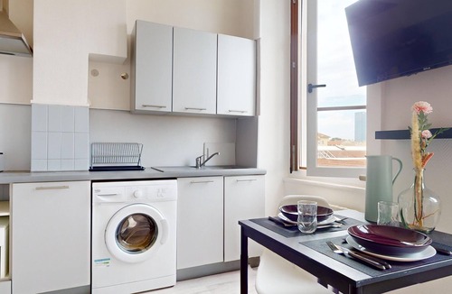 Republique - Tolstoi Condo | LE Cocon Suspendu