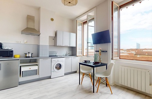 Republique - Tolstoi Condo | LE Cocon Suspendu