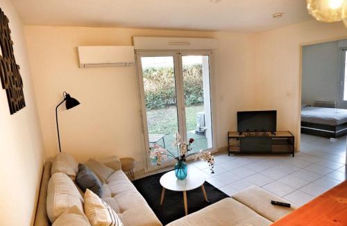 Villeneuve-sur-Lot Apartment | Le Cocoon Jasmin T2 RDC cosy avec jardin clos