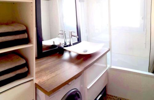 Saint-Lo Apartment | LE COCOON Saint Lô - Appartement privé tout équipé - Haras - Parking gratuit - Entrée autonome - Wifi - Netflix - Baignoire - Lave-linge - Lit Queen Size 160cm & canapé-lit 140cm - Jusqu'à 4 personnes