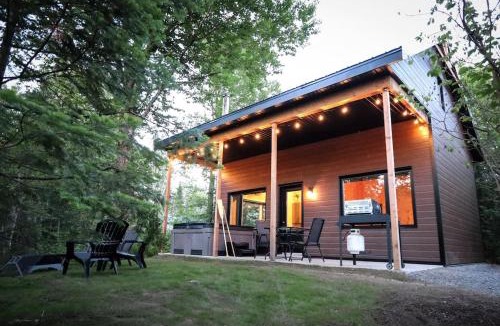 Shannon House | Le Colvert - Waterfront Cabin with Spa