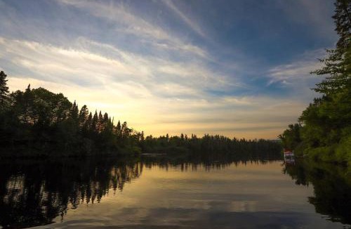 Shannon House | Le Colvert - Waterfront Cabin with Spa