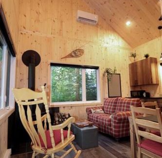 Shannon House | Le Colvert - Waterfront Cabin with Spa