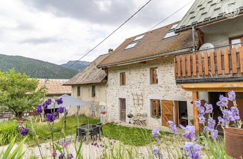 Entremont-le-Vieux House | LÈ COMBES - ENTREMONT LE VIEUX