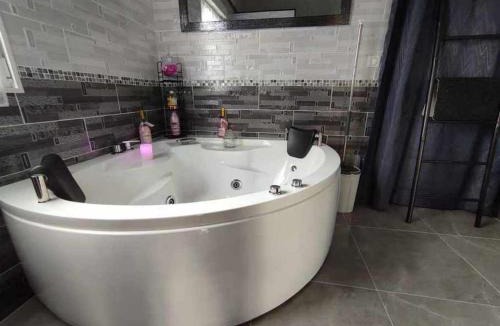 Carcassonne House | Le Cosy Occitan villa chaleureuse indépendante baignoire terrasse jardin