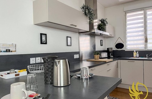 Lens Apartment | Le CosyLens, Moderne et central