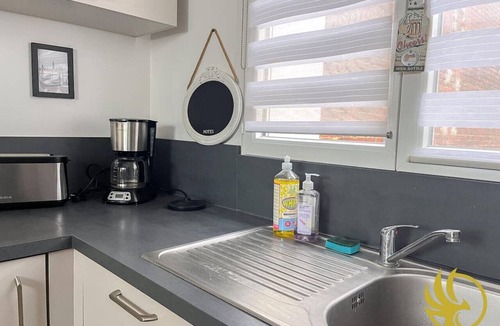 Lens Apartment | Le CosyLens, Moderne et central