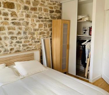 Ville Haute Apartment | Le cottage des remparts - face hotel de ville
