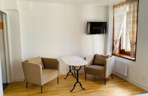 Ville Haute Apartment | Le cottage des remparts - face hotel de ville