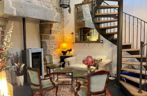 Combourg House | LE COTTAGE Gîte charmant au pied du Château