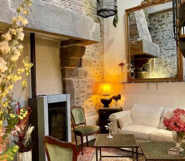 Combourg House | LE COTTAGE Gîte charmant au pied du Château