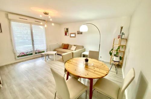 Poitiers Apartment | Le Dolto bright for 4 people