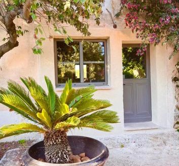 Gallician House | LE DOMAINE D AMBRE La maison des Ecuries