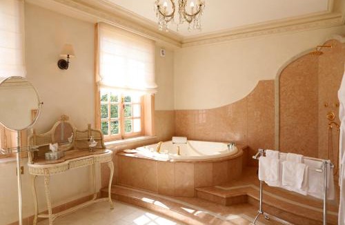 Saint-Gatien-des-Bois Bed & Breakfast | Le Domaine Du Lieu Athan ,réservé aux adultes