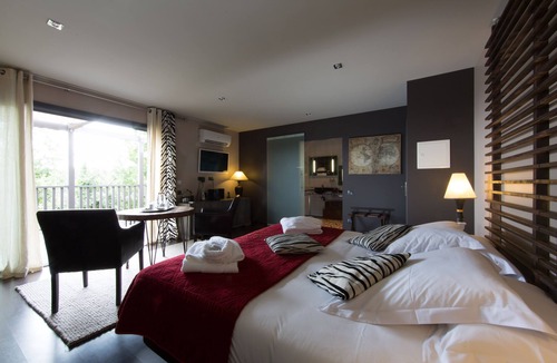 Faugeres Hotel | Le Domaine de Chalvêches