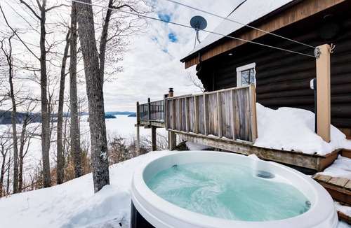 Cheneville Ski Chalet | Le Domaine forêt d'eau II