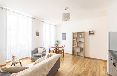Centre Ville Apartment | Le Douillet Béarnais : Cozy, Centre & Parking (4p)