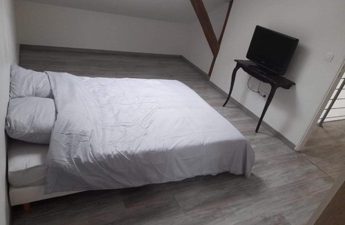 Paroy-sur-Tholon Apartment | Le familiale