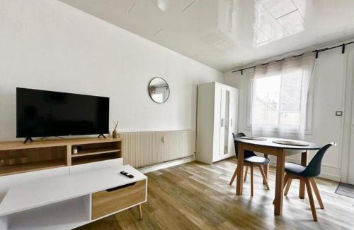 Coteaux Ouest Apartment | Le Fatio - Studio Terrace - WiFi - 2 people