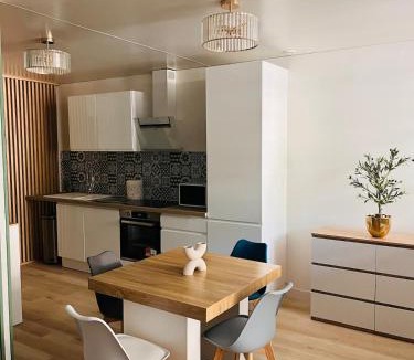Senlis Apartment | Le Faubourg St Martin Gold&Green