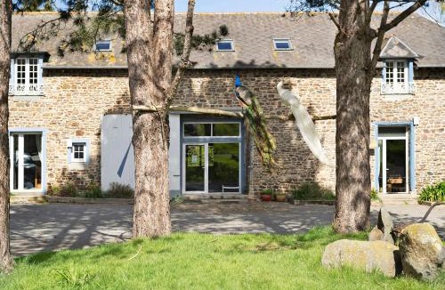 Saint-Thual House | Le Fenil gîte avec piscine partagée