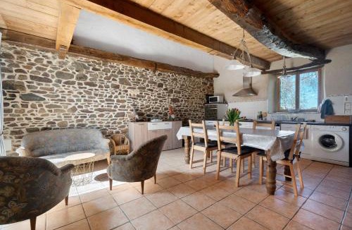 Saint-Thual House | Le Fenil gîte avec piscine partagée