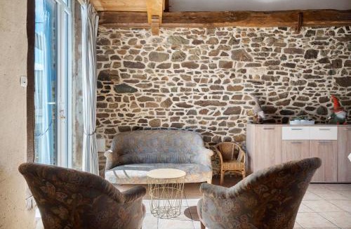 Saint-Thual House | Le Fenil gîte avec piscine partagée