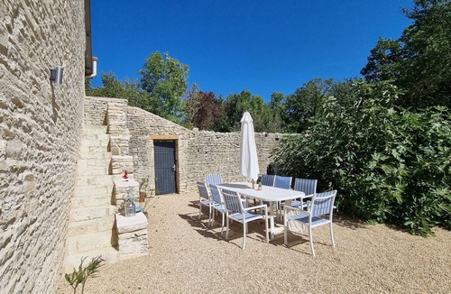 Mazeuil House | Le Figuier:8-person gite, heated pool and leisure facilities 25 minutes from Futuroscope.