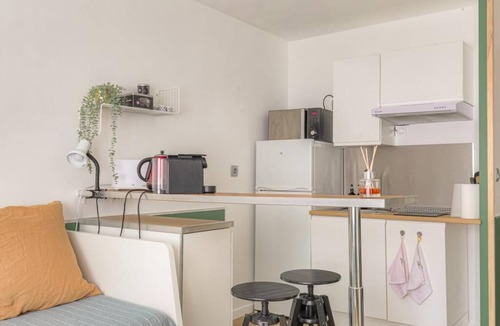 Feuillat Desgenettes Apartment | "Le Florence - Studio Métro D'Grange Blanche