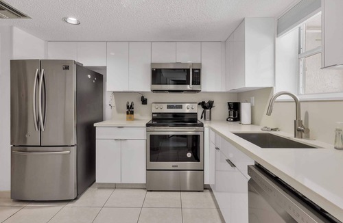 Sunny Isles Beach Apartment | Le Frontenac 204 STR-01054