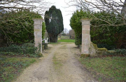 Tracy-sur-Mer House | Le Fruitier, château outbuilding