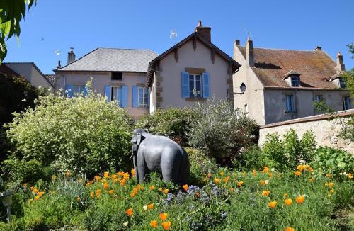 Souvigny House | Le gîte clos Monade