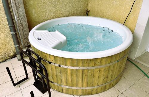 Peyrole House | Le Gîte Nature Jacuzzi Piscine Chauffée Privée du Tarn entre Toulouse et Albi & Les Cottages du Tarn