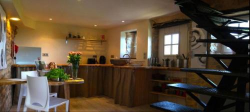 Sainte-Suzanne-and-Chammes House | Le gîte Passe-Muraille