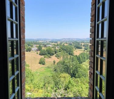 Sainte-Suzanne-and-Chammes House | Le gîte Passe-Muraille