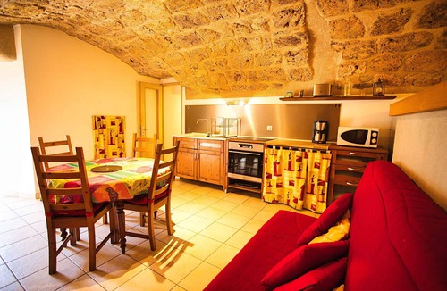 Saint-Jean-de-Bueges Apartment | Le Garrel, 5-bedroom studio, pool, garden, free parking.