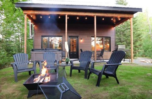 Shannon House | Le Geai Bleu - Waterfront Chalet with Spa