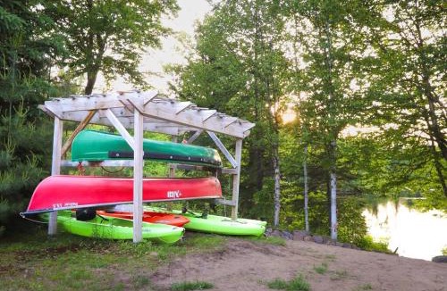 Shannon House | Le Geai Bleu - Waterfront Chalet with Spa