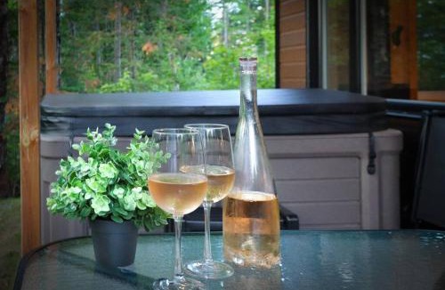 Shannon House | Le Geai Bleu - Waterfront Chalet with Spa