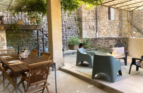 Saint-Jean-de-Valeriscle House | Le gite GARRIC