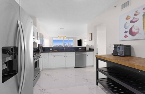 Sunny Isles Beach Apartment | Le Golden Bay 902 STR-00876