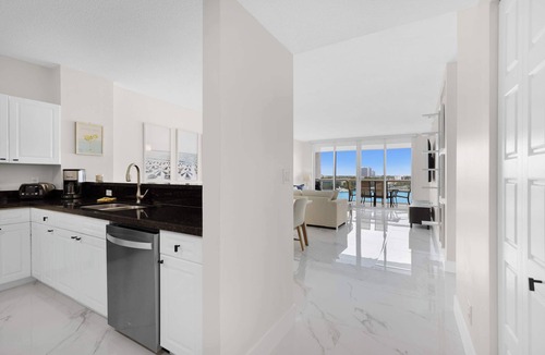 Sunny Isles Beach Apartment | Le Golden Bay 902 STR-00876