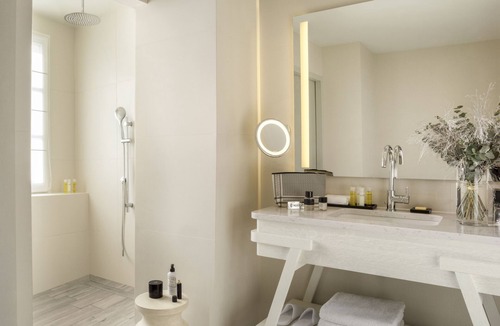 Vineuil-Saint-Firmin Hotel | Le Grand Pavillon Chantilly