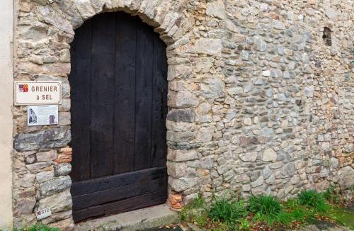 Sainte-Suzanne-and-Chammes Apartment | Le Grenier à Sel Centre historique