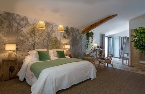 Saint-Pons Bed & Breakfast | 'Le Grenier' Guest Room with Mountain View, Shared Pool and Wi-Fi
